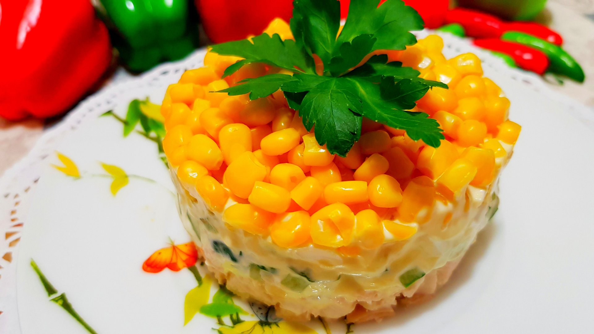 Лёгкий и нежный весенний салат со свежим огурчиком, куриной грудкой и кукурузой –два варианта подачи смотреть онлайн