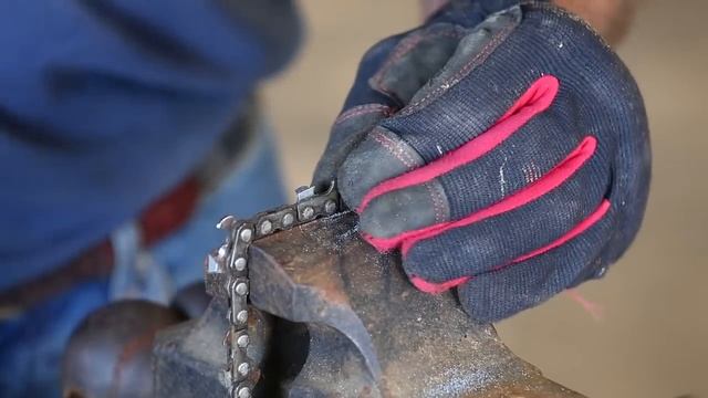 How to Sharpen a Chainsaw by hand with a file смотреть онлайн
