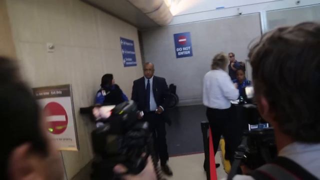 Mel Gibson Asked About Harrison Ford's Plane Crash смотреть онлайн