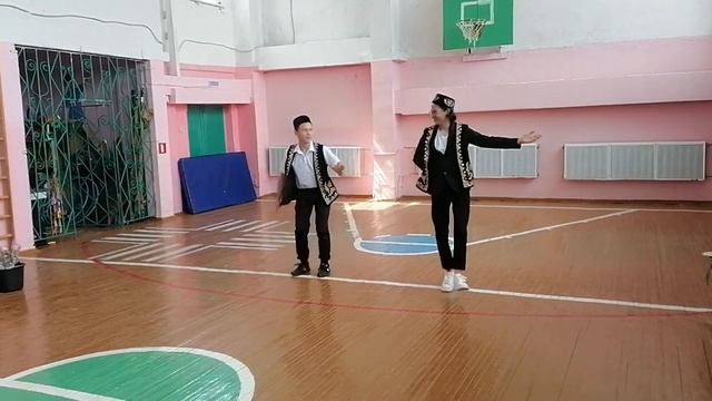Сюрприз для выпускников 11 класса от парней 10 класса смотреть онлайн