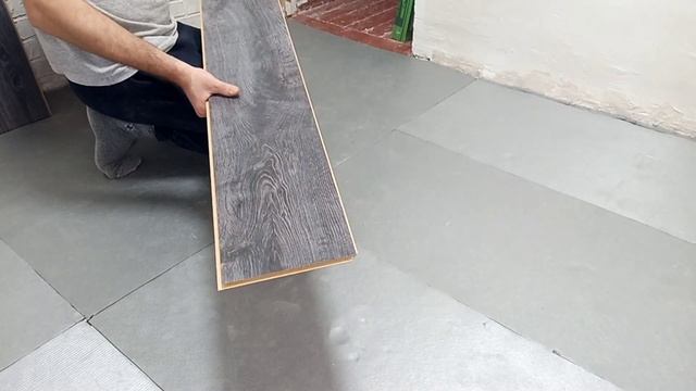 Укладка ламината. Укладка ламината на ДЕРЕВЯНЫЙ пол. DIY Laminate on WOOD floor смотреть онлайн