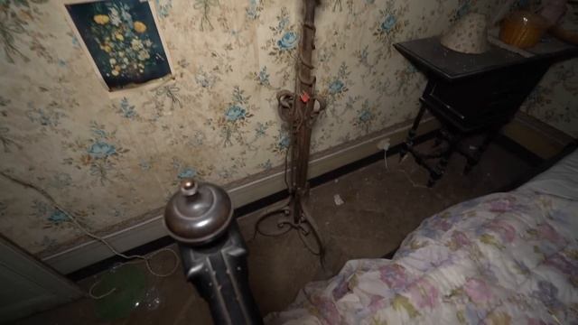 ABANDONED Murder MANSION Hidden In The Woods - Everything Left BEHIND - Did He Murder Her?? смотреть онлайн
