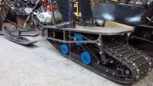 Работа задней подвески маленького снегохода