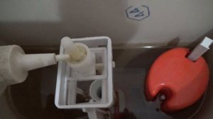 Тугая кнопка сливного бачка унитаза, трудно сливается вода. Лёгкий способ устранения этой проблемы.