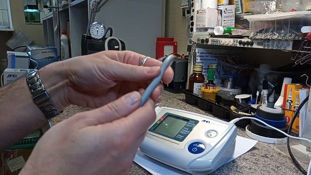 Ремонт тонометра UA-777. Не изменяет АД, механическое повреждение трубочки. смотреть онлайн