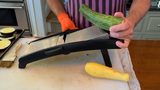Kitchen Coach - How to use a mandoline смотреть онлайн