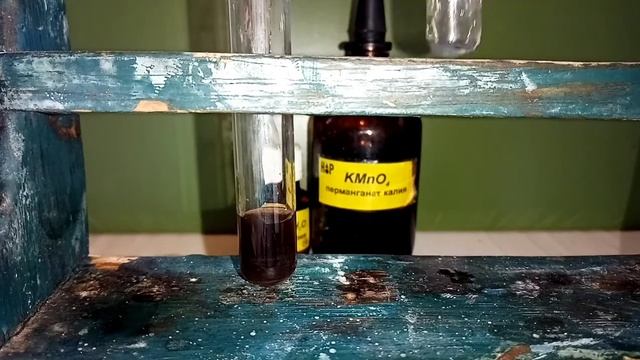 Реакция ТИОСУЛЬФАТА НАТРИЯ и ПЕРМАНГАНАТА КАЛИЯ. Опыты по химии. Домашние эксперименты. Опыты дома смотреть онлайн
