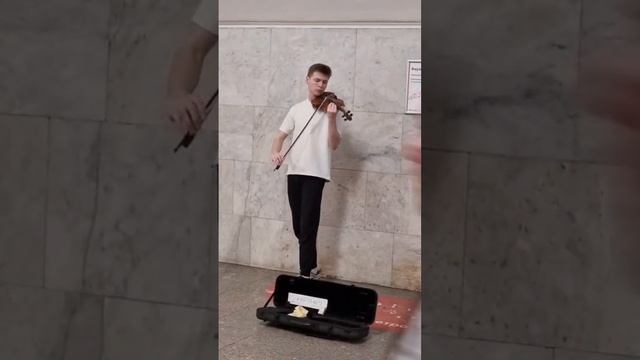 Играю на скрипке в метро без СМС и регистрации???#музыка #скрипка #музыкавметро смотреть онлайн