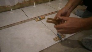 Укладка первого ряда плитки на пол по лазеру и многоразовая СВП сделанная своими руками