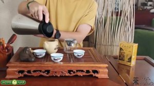 Ли Чжи Хун Ча в золотой пачке и жестяной баночке