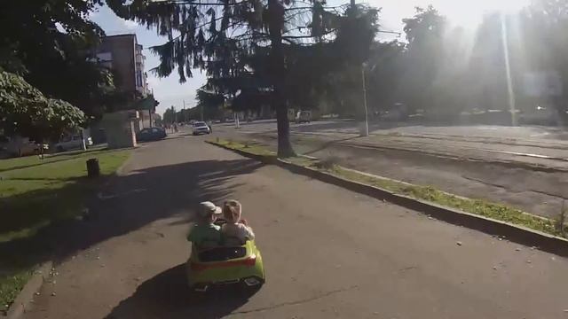 Аким Анюта обнимаются. Катаются на машинке и кормят голубей. Детский канал смотреть онлайн