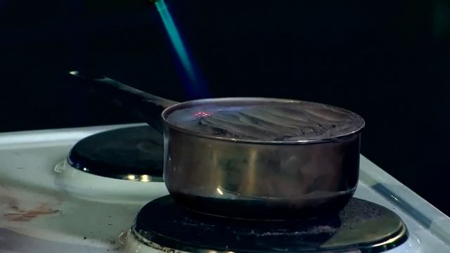 Термит прожигает плиту. Thermite Making Hole In A Stove