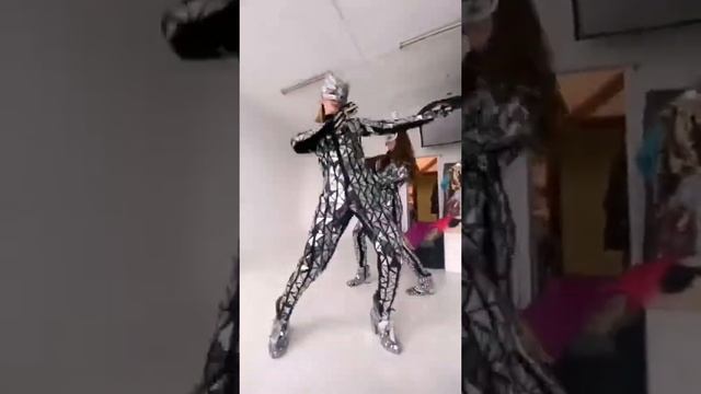 Зеркальный костюм комбинезон смотреть онлайн