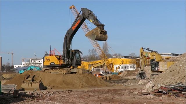 Excavator Volvo EC 300 Load Trucks