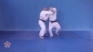 (Сэой отоши) Seoi otoshi - бросок через спину (плечо) с колена (колен).