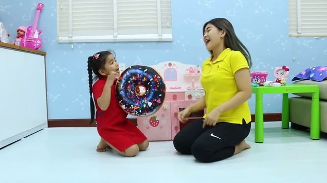 Suri Cooks & Plays With Kinder Surprise Eggs Food Toys