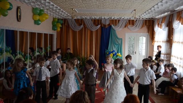 Прощай 1 класс. Утренник. Танец под песню "Мама, я влюбился в девочку!"" смотреть онлайн