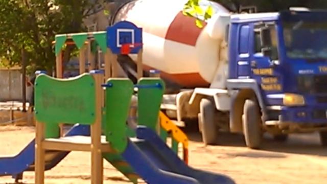 Актау строители забора вокруг 6-й школы сломали детскую площадку машиной для перевозки бетона смотреть онлайн