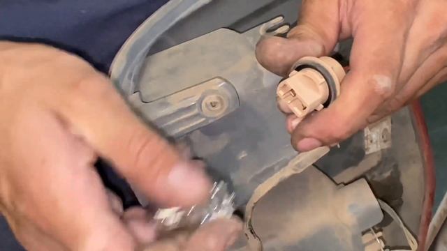 Como cambiar lámpara de posición y freno de Ford Ranger 3.2 o 2.2 del 2012 al 2016 смотреть онлайн