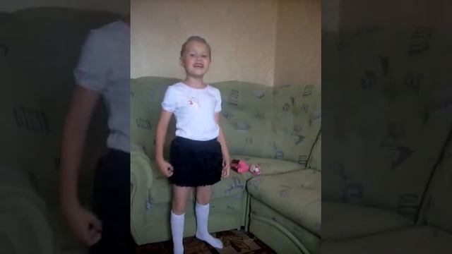 Алина поет -Подари улыбку миру! Alina sings-give a smile to the world! смотреть онлайн
