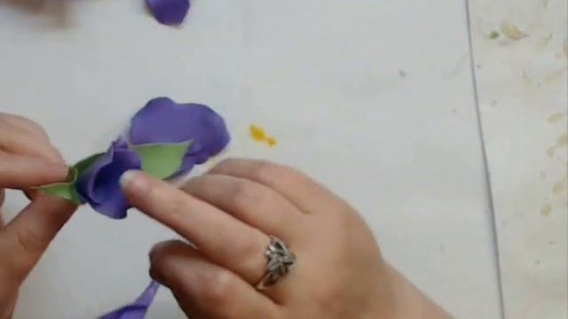 Колье с ирисами из зефирного фоамирана Necklace with irises made of marshmallow foamiran смотреть онлайн