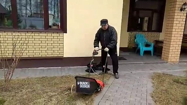 Весенняя чистка газона Скарификатор Black & Decker смотреть онлайн