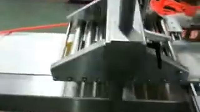 Линия для упаковки в пластиковые контейнеры