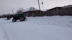 Чистим  снег трактором Т 40.