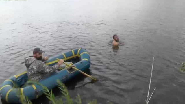 Поиск утопленной лопаты закончился тем, что утопили и грабли. А магнит едва спасся. 12. 08. 2018 смотреть онлайн