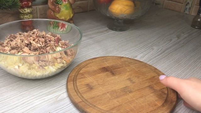 САЛАТ ИЗ КОНСЕРВИРОВАННОЙ СКУМБРИИ | СЫТНО,ПРОСТО И ВКУСНО! смотреть онлайн