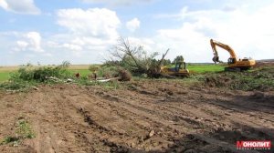 Bulldozer Komatsu 65 at work. Расчистка участка от деревьев бульдозером.