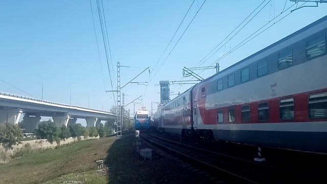 Новая двухэтажка! ЭП1П-051 с поездом Москва - Адлер и ЭП1М-625 с поездом Симферополь - Москва смотреть онлайн