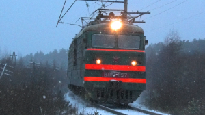 "Неожиданно из леса". ВЛ10-1157 с грузовым поездом