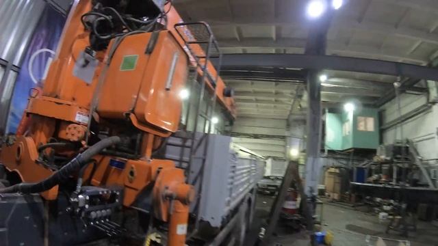 КМУ XCMG SQS157B. Замена гидрораспределителей упраляющих аутригерами и опорами манипулятора смотреть онлайн