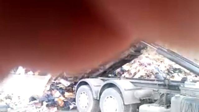 Необычный мусоровоз МАЗ. Приехали на свалку, чтобы увидеть его выгрузку. смотреть онлайн