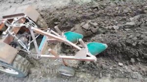 Испытание 2-х корпусного плуга на минитракторе переломка 7 л/с