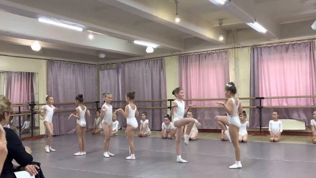 Танец маленьких лебедят. Открытый урок младшей группы хореографической студии при ОГМТ смотреть онлайн