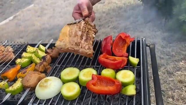 Ребрышки с овощами на решетке гриль. смотреть онлайн