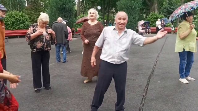 Синий синий иней!!!??Танцы в парке Горького!!!??Харьков??2021 смотреть онлайн