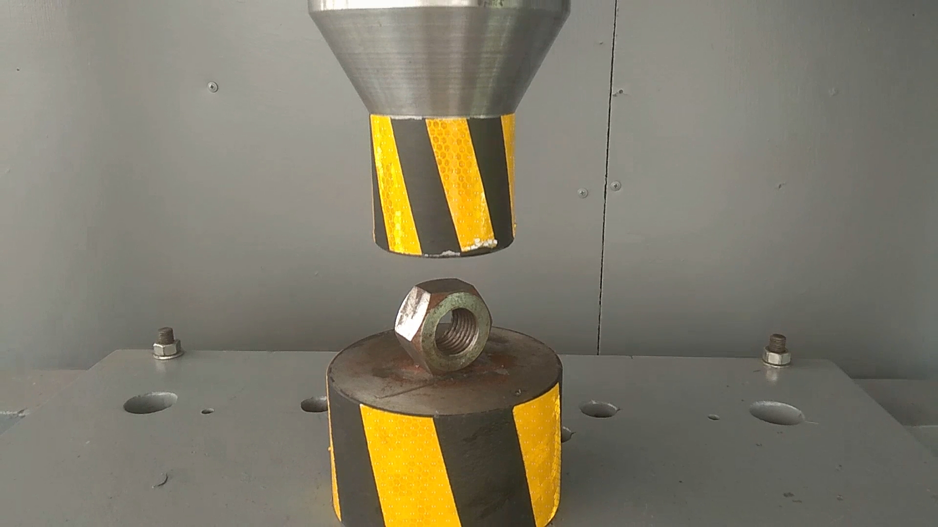 ГИДРАВЛИЧЕСКИЙ ПРЕСС ПРОТИВ ГАЙКИ М30