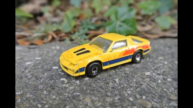 Matchbox Chevrolet Camaro IROC-Z in yellow смотреть онлайн