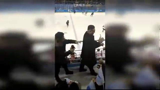 На Олимпиаде двойника Ким Чен Ына задержали за танец перед болельщиками. смотреть онлайн