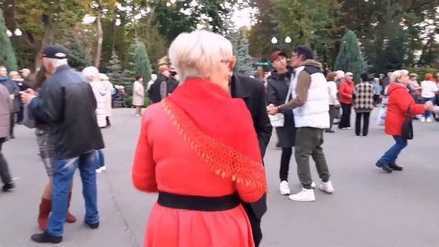 НИКОГДА НЕ ВСТРЕЧАЛ В СВОЕЙ ЖИЗНИ ТАКИЕ ГЛАЗА!???/ТАНЦЫ В ПАРКЕ ГОРЬКОГО ХАРЬКОВ ОКТЯБРЬ 2021 смотреть онлайн