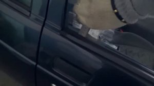 Вскрываем автомобиль линейкой за 5 сек   Как открыть машину без ключа   Вскрываем ВАЗ 2110 линейкой