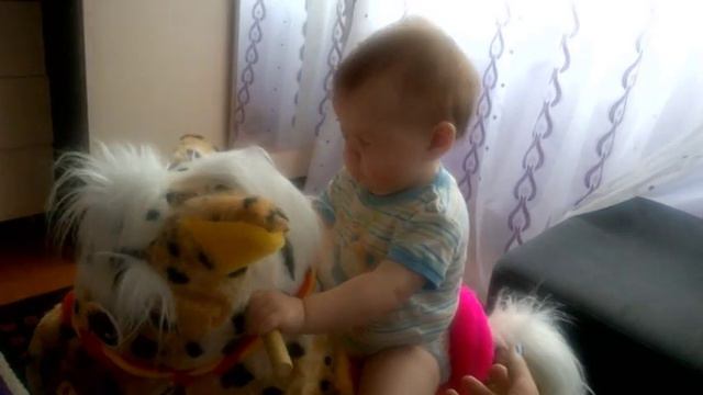 Прикольный малыш заснул на коне. смотреть онлайн