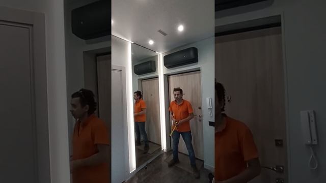 парящее зеркало в прихожей с подсветкой в квартире студии ЖК Пик смотреть онлайн