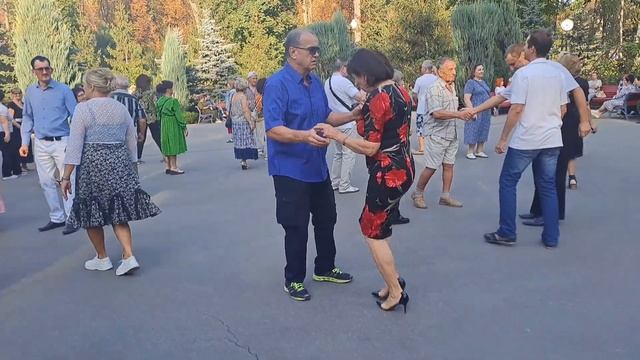 ТАЕТ ВЕЧЕР В НОЧНОЙ ТИШИ❤️ ТАНЦЬІ В ПАРКЕ ГОРЬКОГО❤️ ХАРЬКОВ 2023 смотреть онлайн