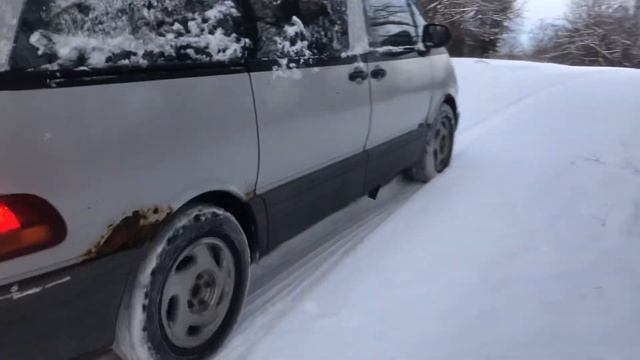 Toyota Previa 1991 en la nieve смотреть онлайн