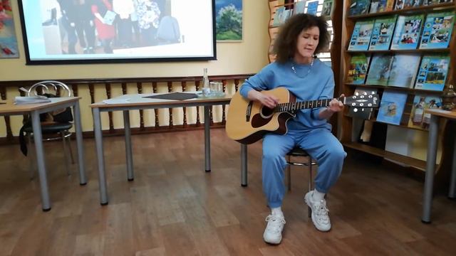 Галина Ласаева исполняет песню на свои стихи о сестрёнках. смотреть онлайн