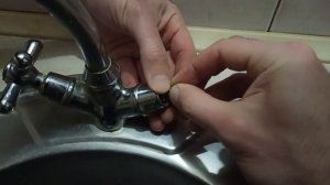 Прокручивается кран на смесителе (барашек). Простое решение